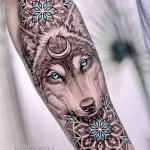 Фото рисунка тату волк на руке 16.12.2021 №0024 - Wolf tattoo - tatufoto.com