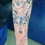 Фото рисунка тату волк на руке 16.12.2021 №0042 - Wolf tattoo - tatufoto.com
