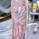 Фото рисунка тату волк на руке 16.12.2021 №0043 - Wolf tattoo - tatufoto.com