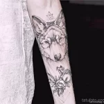 Фото рисунка тату волк на руке 16.12.2021 №0048 - Wolf tattoo - tatufoto.com