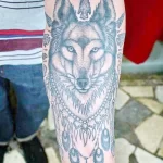 Фото рисунка тату волк на руке 16.12.2021 №0049 - Wolf tattoo - tatufoto.com