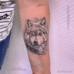 Фото рисунка тату волк на руке 16.12.2021 №0059 - Wolf tattoo - tatufoto.com