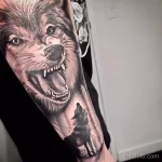 Фото рисунка тату волк на руке 16.12.2021 №0062 - Wolf tattoo - tatufoto.com