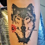 Фото рисунка тату волк на руке 16.12.2021 №0066 - Wolf tattoo - tatufoto.com