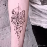Фото рисунка тату волк на руке 16.12.2021 №0068 - Wolf tattoo - tatufoto.com