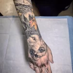 Фото рисунка тату волк на руке 16.12.2021 №0081 - Wolf tattoo - tatufoto.com