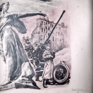 Черно-белое фото тату на спине, изображающее сцену военных действий с памятником солдату, разрушенным зданием и солдатами в бою.