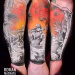 Фото тату на руке: масштабная татуировка с изображением сцены боя во время войны в тропиках, выполненная в реалистичном стиле. Детализированная татуировка с яркими цветами и эффектом объема.