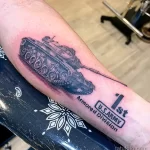 Фото тату танка на предплечье с надписями 'U.S. ARMY' и '1st Armored Division'. Реалистичный рисунок военной техники для поклонников армии.