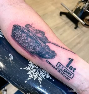 Фото тату танка на предплечье с надписями 'U.S. ARMY' и '1st Armored Division'. Реалистичный рисунок военной техники для поклонников армии.