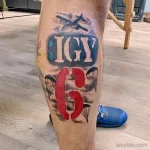 Фото тату на икре: самолет, буквы 'IGY' и парашютисты. Цветная татуировка в стиле олдскул.