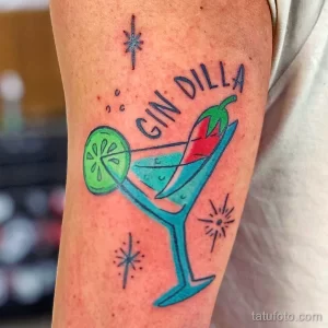 Фото тату на предплечье: коктейль "Gin Dilla" с лаймом и звездочками. Стильный и яркий рисунок татуировки.