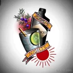 Фото тату: стилизованный рисунок коктейля в бокале с надписями и солнечными лучами. Отличный эскиз тату для любителей летних напитков и ретро-стиля.