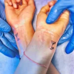 Фото парных тату на запястьях: два минималистичных рисунка бокалов мартини с маленькими сердечками внутри, символизирующих любовь и привязанность.