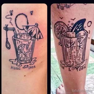 Фото тату: две татуировки на ногах с изображением коктейлей Gin & Tonic и Rum & Over, выполненные в графическом стиле.