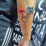 Фото тату коктейля Маргарита с яркими фруктами и соленой кромкой бокала, выполненной в красочной стилистике.