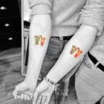 Фото парных татуировок на запястьях: два коктейля в бокалах. Милые и оригинальные рисунки татуировок для пары.