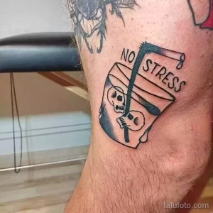 Фото тату на руке: бокал с напитком, украшенный черепами и надписью "No Stress".