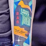Фото тату пингвина в стиле поп-арт с надписями "Bar" и "Lou's Tavern". Яркие цвета, геометрические формы.