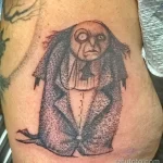 Фото татуировки пингвина в мрачном стиле dark art с использованием темных оттенков и детализированной прорисовки. Жуткий рисунок татуировки на теле.
