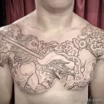 Черно-белый эскиз татуировки Посейдона на груди и плечах. Изображение бога морей с трезубцем, окруженного волнами и морскими существами.