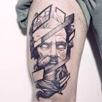 Фото тату Посейдона в стиле кубизм на бедре. Геометрические формы и абстрактные элементы.