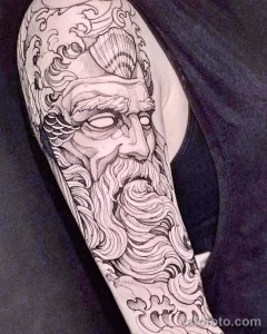 Фото тату лица Посейдона на руке в графическом стиле. Изображение выполнено в черно-белой гамме с использованием штриховки и точек.