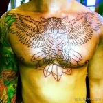 Фото эскиза татуировки совы с кристаллами, выполненного в черно-белых тонах. Детализированный рисунок для будущей татуировки.