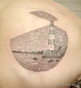 Фото тату: черно-белый рисунок маяка и моря в технике line work на груди. Минималистичная и детализированная татуировка.