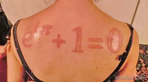 Фото тату: формула e^(iπ) + 1 = 0, вытатуированная на спине. Необычный рисунок татуировки для любителей математики.