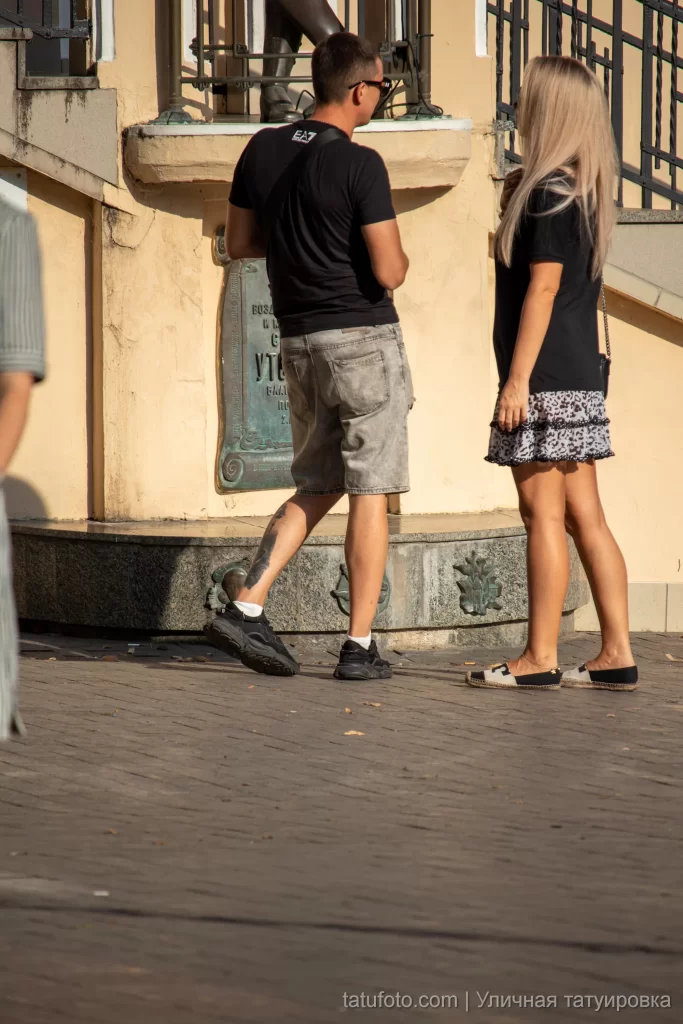 Фрагмент тату с фонарным столбом на левой ноге парня 1 - Уличная тату (street tattoo) № 16– tatufoto.com 28082021№0783