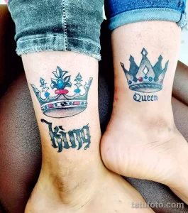 Фото парных татуировок на лодыжках: корона с надписью "King" и корона с надписью "Queen". Цветной рисунок татуировки.