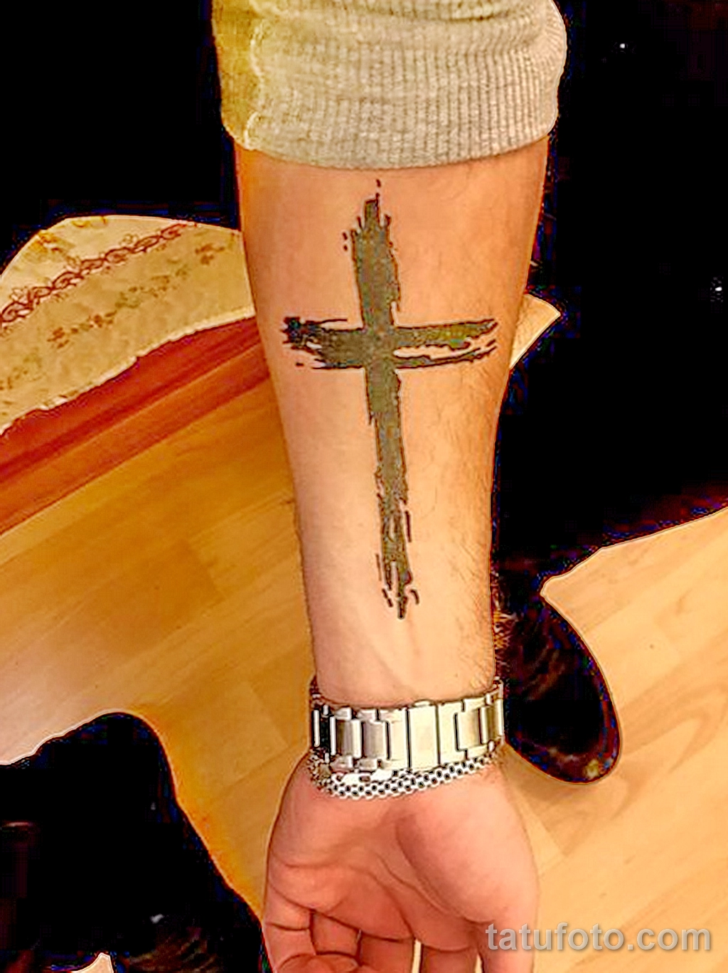 тату крест на руке мужские что означает