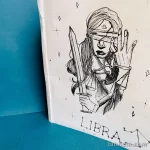 Черно-белый эскиз татуировки с изображением богини правосудия с повязкой на глазах, держащей весы. Рисунок выполнен в динамичной манере с использованием штриховки.