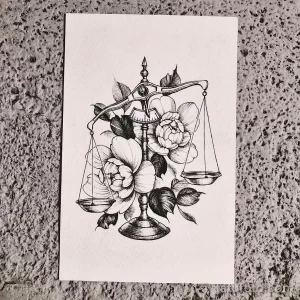 Черно-белый эскиз татуировки Весы, украшенный цветами пиона. Детализированный рисунок с акцентом на красоте и изяществе цветов.
