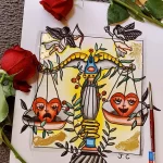 Фото тату Весы в стиле old school. Весы с цветами, черепом и бабочками, яркие цвета, красочный рисунок татуировки.