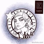 Фото тату Весы в стиле blackwork. Девушка с весами в окружении символов зодиака, четкие линии, графичный рисунок татуировки.