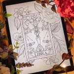 Черно-белый эскиз тату Весы: прямоугольник, розы, весы, знак зодиака, детализированный рисунок, символ красоты и гармонии.
