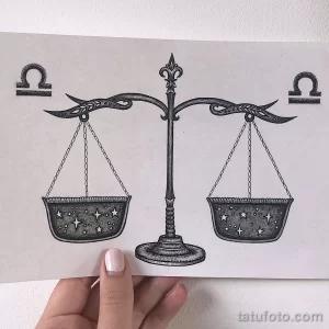 Черно-белый эскиз татуировки Весы с двумя чашами, в которых изображены звезды и планеты. Детализированный рисунок.