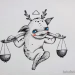 Эскиз татуировки Весы: изображение мифического существа с рогами и голубыми глазами, держащего весы, с символом Весов над головой.
