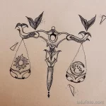 Эскиз тату с изображением весов, на чашах которых находятся солнце и луна. Детализированный рисунок в стиле графика.