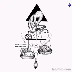 Черно-белая татуировка, изображающая весы, на чашах которых находятся сердце и мозг. Рука держит весы, символизируя контроль над чувствами и разумом.