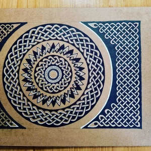 Черно-белый эскиз кельтского круга с переплетениями узлов и спиральными элементами. Подходит для татуировки на плечо или грудь.