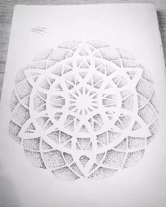 Фото тату: эскиз татуировки с геометрическим узором, выполненным в технике dotwork. Идея для абстрактной и минималистичной татуировки.