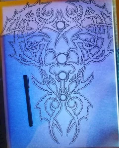 Черно-белый эскиз татуировки, изображающий голову волка, выполненную в технике dotwork. Детализированный и мощный рисунок.