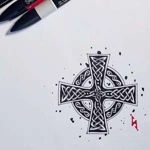 Эскиз татуировки кельтского креста, выполненный в черном цвете с использованием сложных переплетающихся узоров и небольших точек.