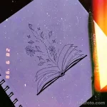 Фото эскиза татуировки: раскрытая книга, из которой вылетают цветы и листья, выполненный в минималистичном стиле на фоне фиолетового неба.