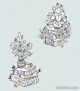 Два черно-белых фото тату с изображением стопок книг, украшенных растениями и цветами. Нежный и романтичный дизайн.