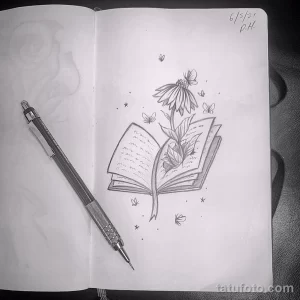 Нежный эскиз татуировки с изображением открытой книги, цветка ромашки и летающих бабочек. Детализированный рисунок в черно-белой гамме, создающий атмосферу романтики.