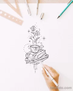 Нежный эскиз татуировки с изображением чашки кофе, книг, цветов и руки, рисующей. Идеально для любителей уюта и чтения. Детализированный рисунок в стиле line art.